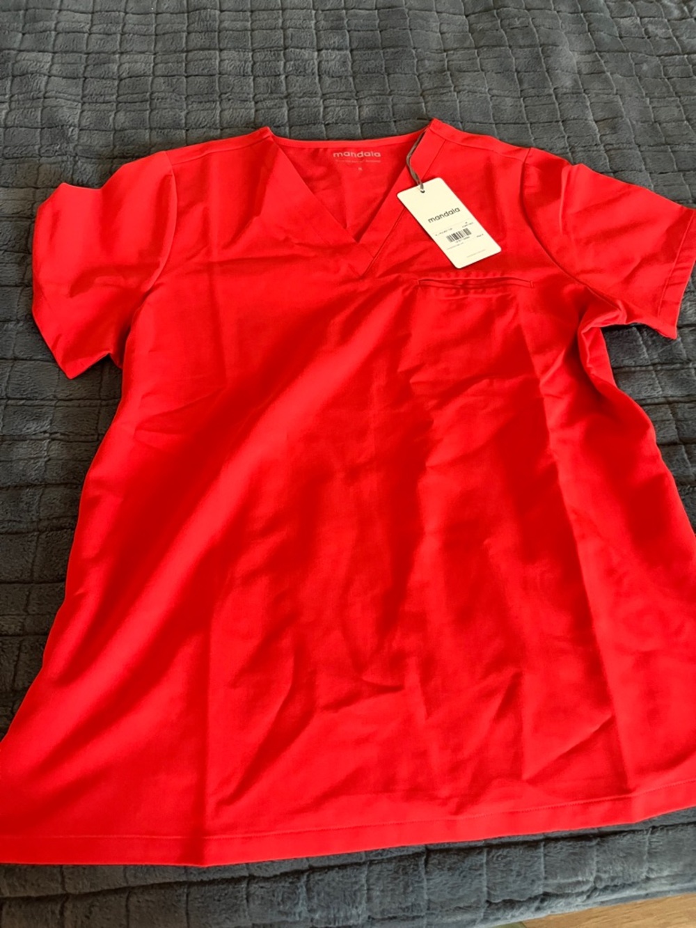 Mandala one pocket, poppy red medium, scrub top, new with tags